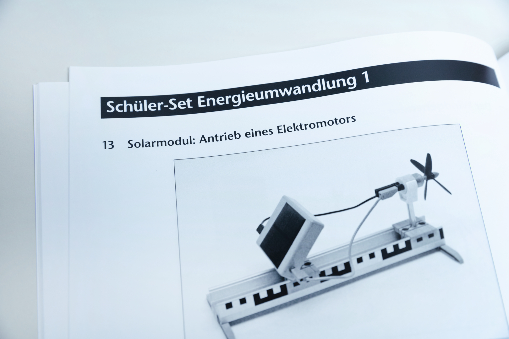 The image shows instructions for a student energy conversion kit that describes a solar module for controlling an electric motor. It is part of a didactic material for teaching concepts of renewable energy.