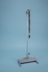 The picture shows a stable experimental setup with a vertical stand to which a spring and a weight are attached. The setup is designed for physics experiments in education and highlights the functions of spring force and weight in a clear way.