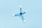 The picture shows a molecular model consisting of several colored balls and adjustable rods. Such models are often used in education to clearly illustrate chemical structures and molecular compounds.