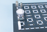 The picture shows an experiment board with various connection options that can be used for technical school projects. The layout and the metal connections are ideal for creating electrical circuits and enabling experimental setups.