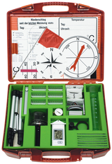 The picture shows a red storage box equipped with various measuring instruments and accessories for experiments. Included are a thermometer, a barometer, a compass, measuring cups and materials for weather observation.