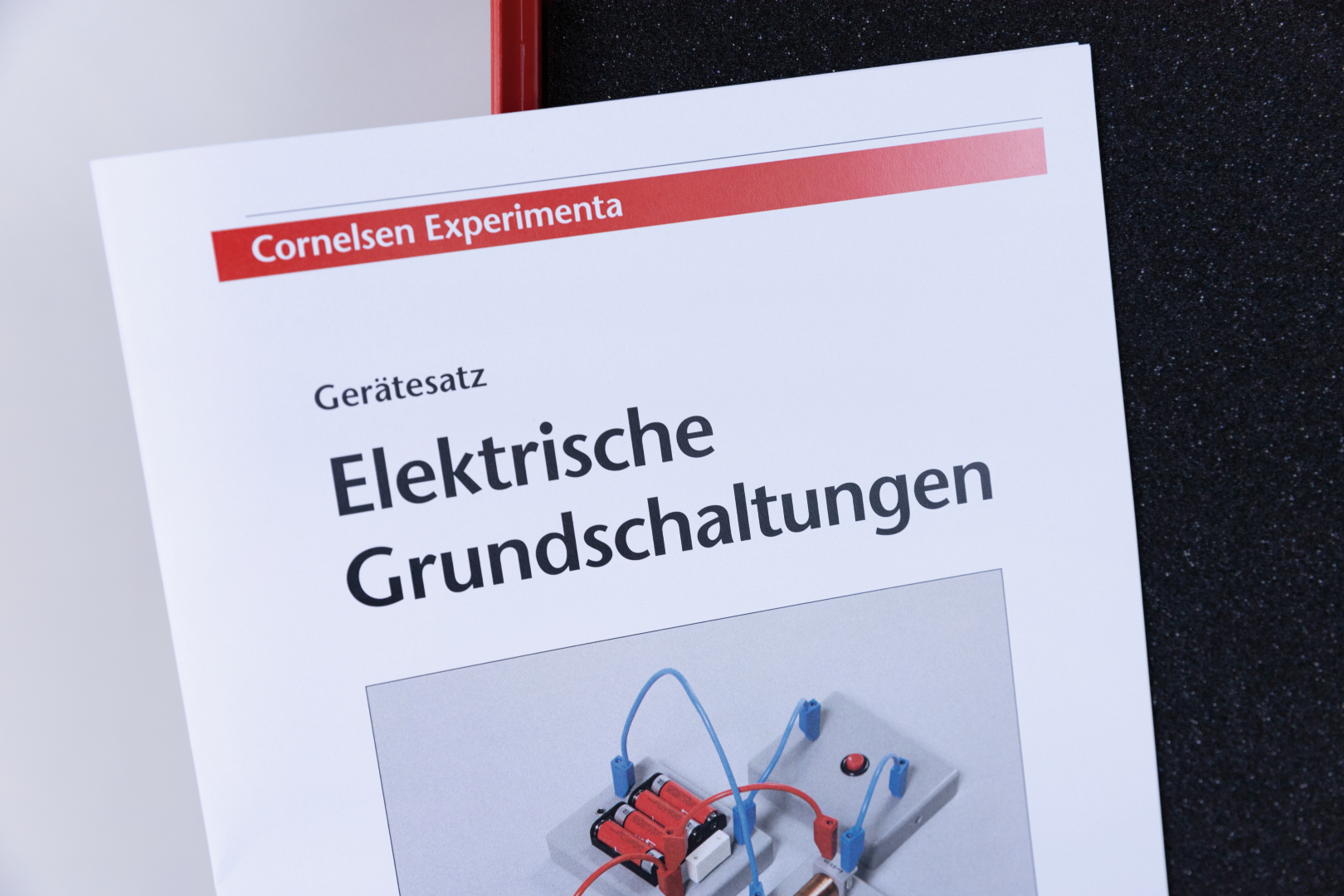 The picture shows a manual entitled “Basic Electrical Circuits” from the Cornelsen Experimenta Shop. The cover shows an experimental circuit that can be used for electronics lessons.