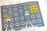 The image shows a circuit diagram with different slots marked as &quot;connected&quot; or &quot;not connected&quot;. An LED symbol and a connector element illustrate how electrical connections can be made.
