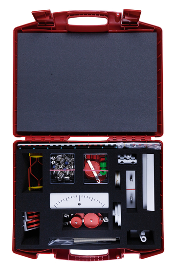 The picture shows a red suitcase containing various experimental materials, including wheels, a scale and various metal parts. The suitcase is ideal for use in education and promotes hands-on learning through experiments.