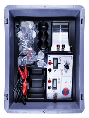 The picture shows an experiment kit with various electrical components, housed in a sturdy case. It contains a measuring device for current and voltage as well as cables and accessories for practical experiments in a school environment.
