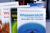 The picture shows several teaching materials on the topic of hydrogen and energy for secondary school, which are offered in an online shop for experimental supplies. The covers of the books highlight various aspects of physics and chemistry, with the focus on hydrogen as a future energy source.