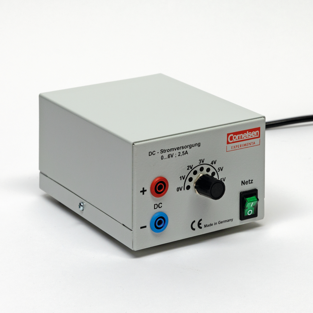 The picture shows a power supply unit with an input voltage of 0 to 6 volts and a maximum current of 2.5 amps. On the front there are adjustable connections for positive and negative poles as well as an on/off power switch.