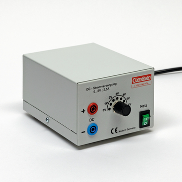 The picture shows a power supply unit with an input voltage of 0 to 6 volts and a maximum current of 2.5 amps. On the front there are adjustable connections for positive and negative poles as well as an on/off power switch.