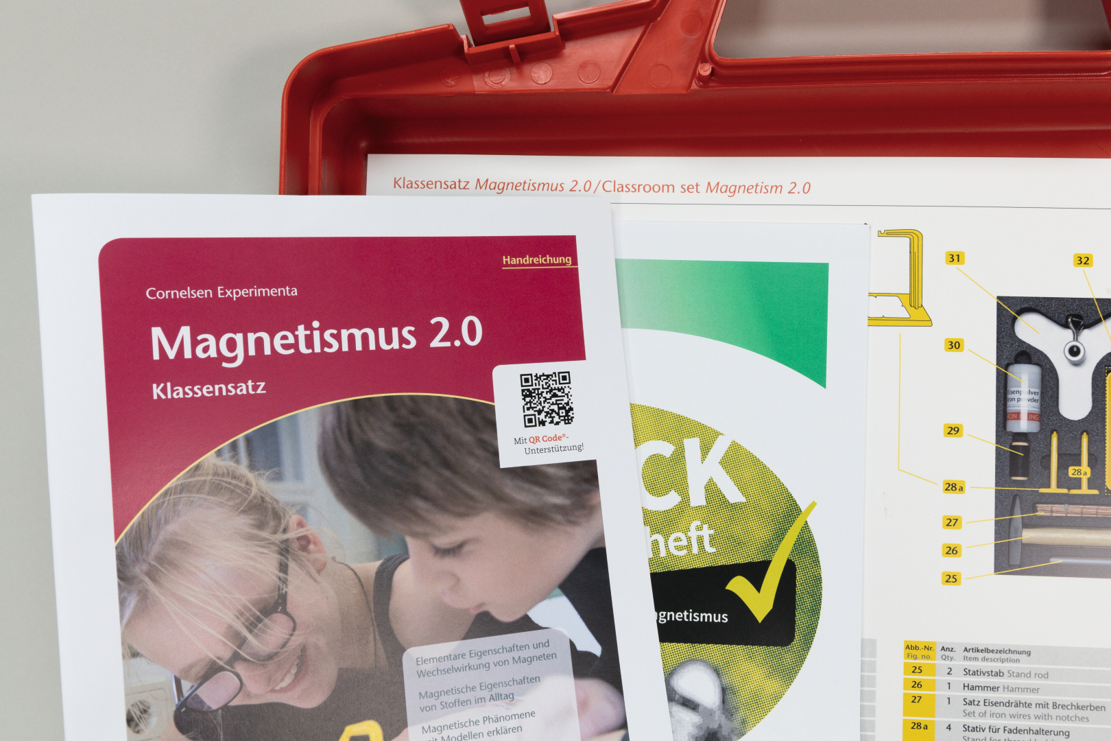 The picture shows the class set &quot;Magnetism 2.0&quot; from Cornelsen Experimenta, including instructions and materials for experiments on the topic of magnetism. There is also an overview of the components included that are needed for the experiment.