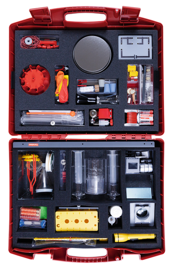 The picture shows a red suitcase equipped with various experimental materials for educational purposes. The contents include various containers, measuring instruments and experimental devices that can be used for scientific experiments.