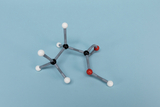 The image shows a molecular model consisting of different colored building blocks that represent chemical atoms. The structure illustrates the spatial arrangement of atoms and is often used in education to illustrate chemical concepts.