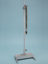The picture shows a stable experimental setup with a vertical stand to which a spring and a weight are attached. This experimental device is used to carry out physical experiments, for example to measure forces or spring constants.