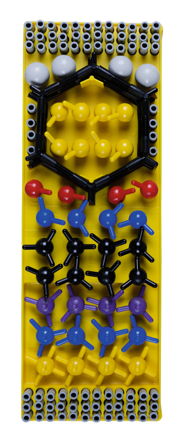 The picture shows a model building set for the representation of molecules, consisting of different colored balls and rods that symbolize atomic structures. The set is on a yellow base and is intended to promote scientific learning in the educational field.