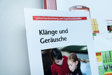 The picture shows a teacher&#39;s handout entitled &quot;Sounds and Noises&quot;. These are materials for experiments that are used in the German education system to promote the understanding of sounds and noises.