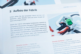 The image shows instructions for setting up a robotics factory with four stations in which different robots are developed and programmed by groups. The text emphasizes the importance of precise communication and collaboration for the smooth functioning of the overall project.