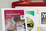 The picture shows the teaching set &quot;Magnetism 2.0&quot; from Cornelsen Experimenta, consisting of instructions and an overview of the materials included. The enclosed manual supports teachers in carrying out experiments on the subject of magnetism.