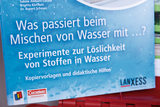 The content describes experiments on the solubility of substances in water and focuses on mixing water with various substances. It is a guide with photocopiable templates and didactic aids for educational purposes.