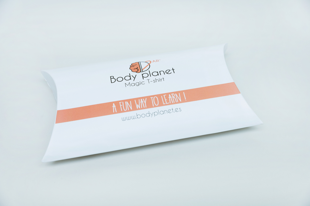 Ein ansprechend gestalteter Karton enthält ein T-Shirt mit dem Titel "Magic T-shirt" von Body Planet. Die Verpackung vermittelt den Eindruck, dass das Produkt eine unterhaltsame und lehrreiche Erfahrung bietet.