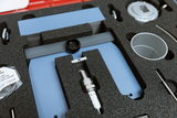 Ein Physik-Experimentierkasten enthält verschiedene blaue Kunststoffteile und metallische Komponenten. Die Utensilien liegen präzise in einer passgenauen schwarzen Schaumstoffeinlage.